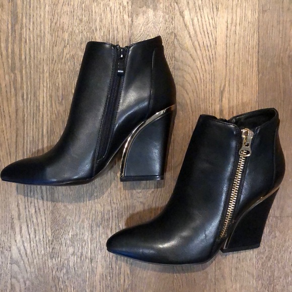 Luichiny Shoes - Luichiny Black Faux Leather Ankle Boots & Gold Det